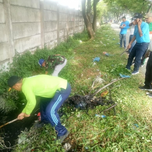 Mutual assistance Team PKBL PT.KIM in Tangkahan village