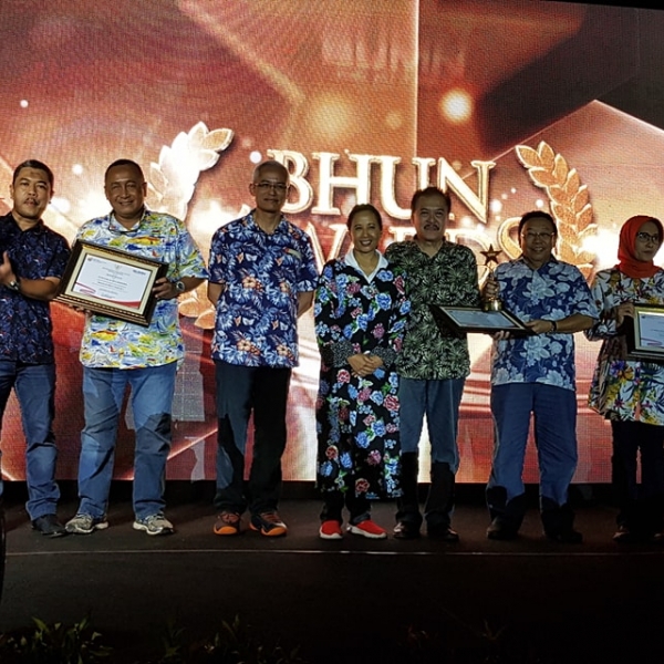 The Award for Organizing the BUMN is present for the country Program