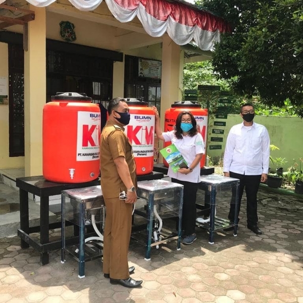 Handover of hand washing equipment assistance