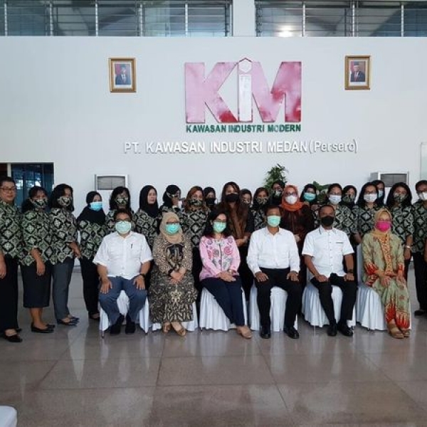 Handover of the Chairman of the Employee Wives Association (IIK) PT.KIM