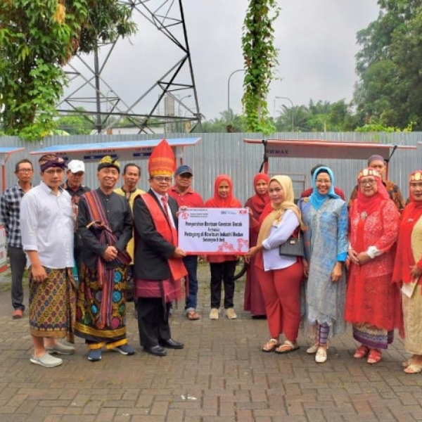 Penyerahan bantuan berupa becak dagang kepada pedagang di sekitar Kawasan Industri Medan pada Sabtu 17 Agustus 2024