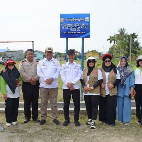 PT Kawasan Industri Medan bersama IIK PT KIM memberikan bantuan berupa bibit pohon kepada Desa Pematang Johar