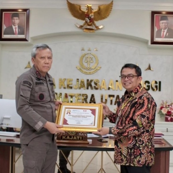 PT Kawasan Industri Medan Presents a Plaque as a Token of Appreciation for the Assistance and Support Provided to PT KIM