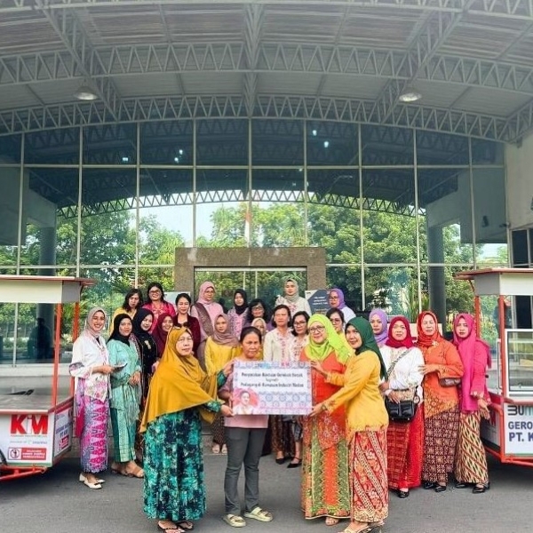 PT KIM and IIK PT KIM donated trading carts to female vendors in commemoration of Kartini Day 2024