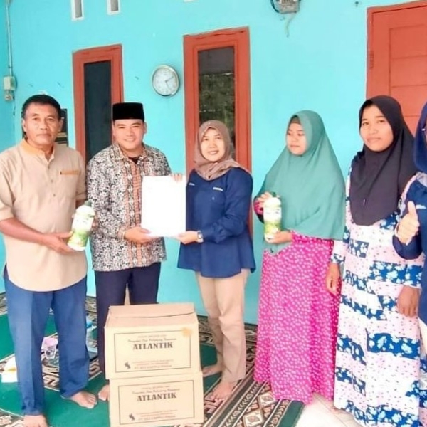 PT Kawasan Industri Medan provided lemongrass plant seedlings to the Ar-Rachmad Farmer Group in Sugihen Village.