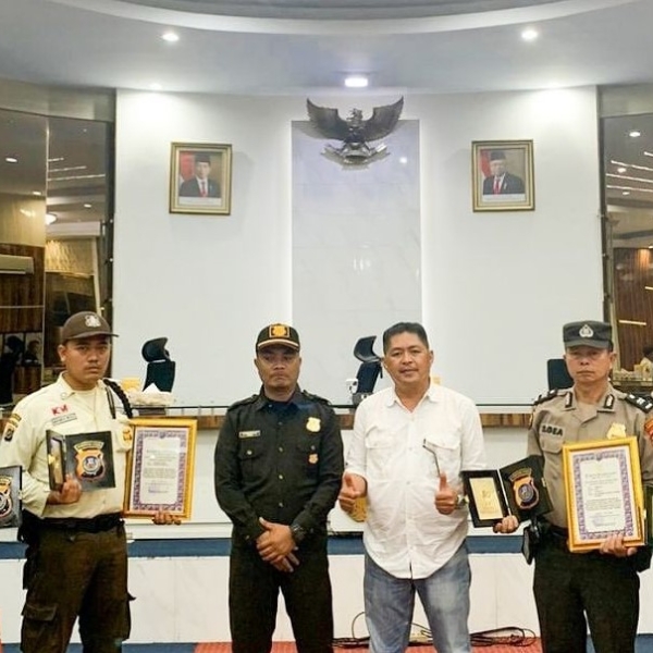 PT Kawasan Industri Medan received an award from the North Sumatra Regional Police for dedication and hard work in combating violent crime (muggings).