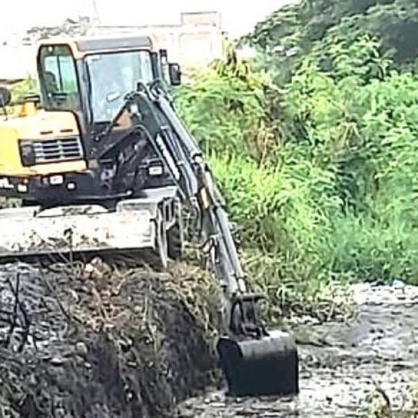 PT Kawasan Industri Medan, through its TJSL (Social and Environmental Responsibility) Program, carried out the normalization of the Samudera Hindia drainage ditch in the Griya 3 area, Block 10-11, Tangkahan Sub-district.