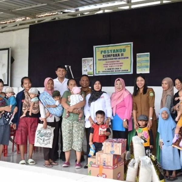 PT Kawasan Industri Medan through the Social and Environmental Responsibility Program (TJSL) provided additional food assistance for stunted children