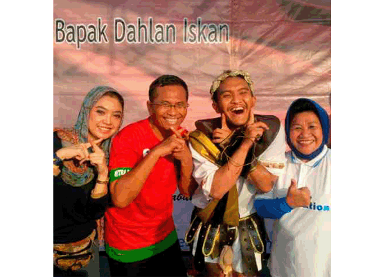 Keep Smile, Dahlan and Bos-Bos SOE Shake Caisar in Sukabumi