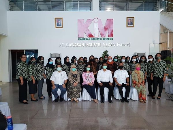 Handover of the Chairman of the Employee Wives Association (IIK) PT.KIM