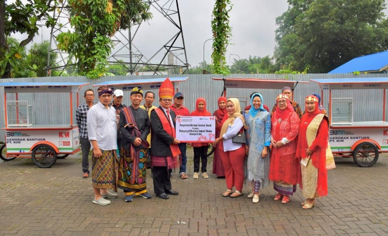 Penyerahan bantuan berupa becak dagang kepada pedagang di sekitar Kawasan Industri Medan pada Sabtu 17 Agustus 2024