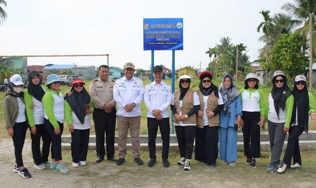 PT Kawasan Industri Medan bersama IIK PT KIM memberikan bantuan berupa bibit pohon kepada Desa Pematang Johar