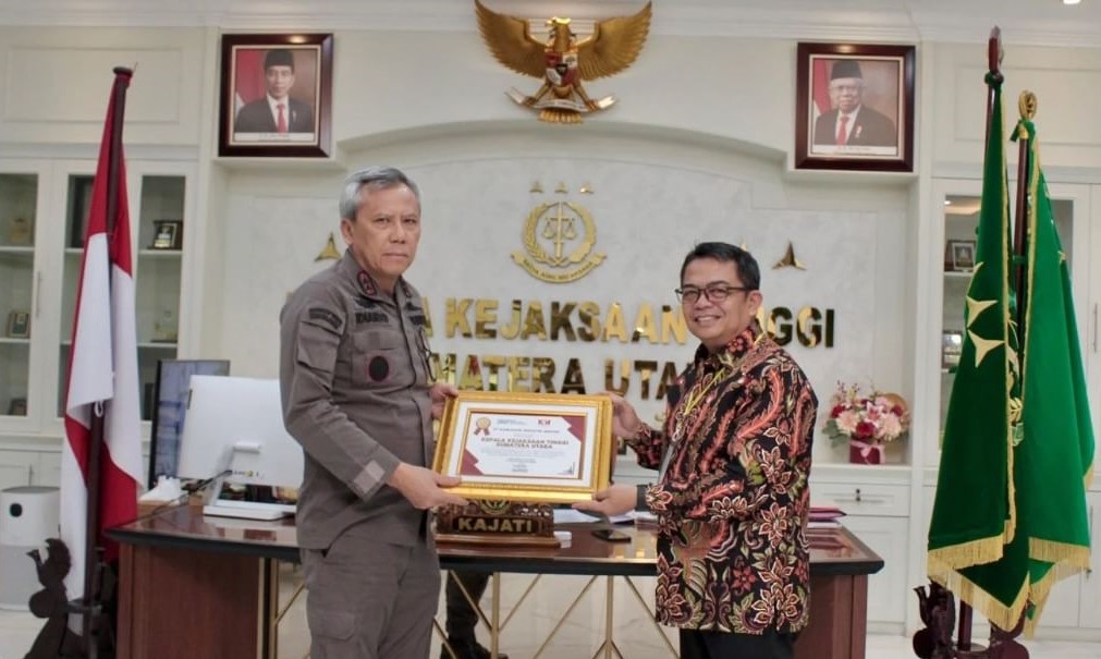 PT Kawasan Industri Medan Presents a Plaque as a Token of Appreciation for the Assistance and Support Provided to PT KIM