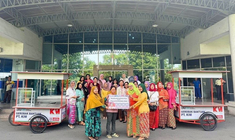  PT KIM and IIK PT KIM donated trading carts to female vendors in commemoration of Kartini Day 2024