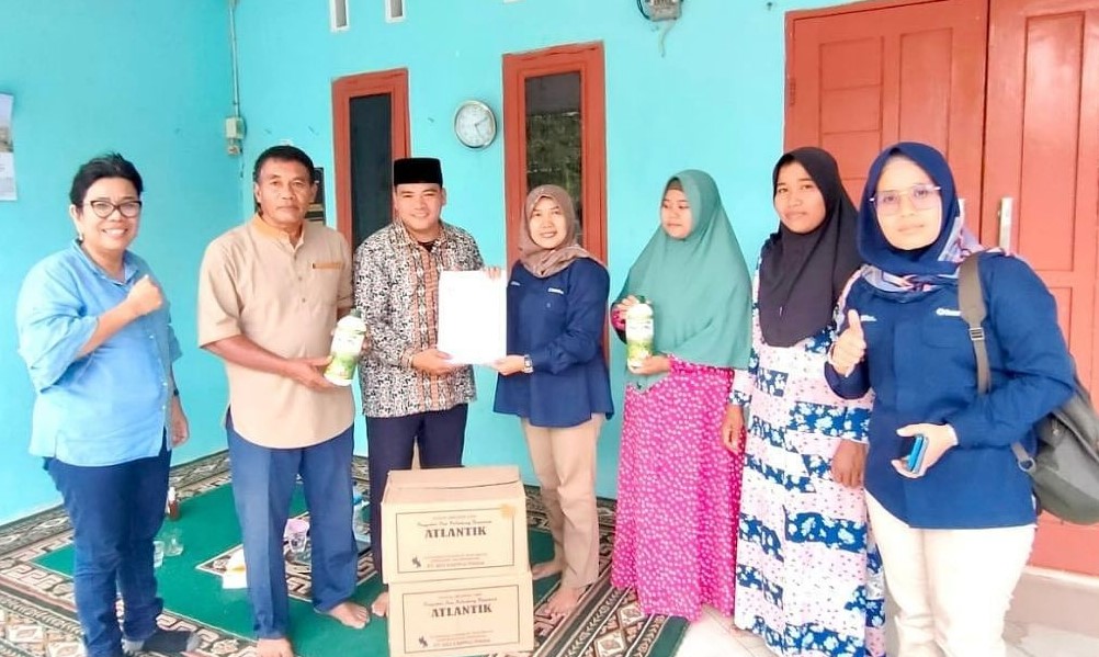 PT Kawasan Industri Medan provided lemongrass plant seedlings to the Ar-Rachmad Farmer Group in Sugihen Village.