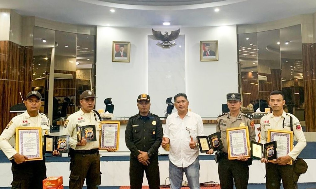 PT Kawasan Industri Medan received an award from the North Sumatra Regional Police for dedication and hard work in combating violent crime (muggings).