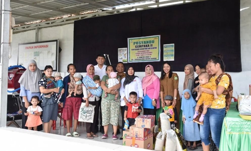 PT Kawasan Industri Medan through the Social and Environmental Responsibility Program (TJSL) provided additional food assistance for stunted children